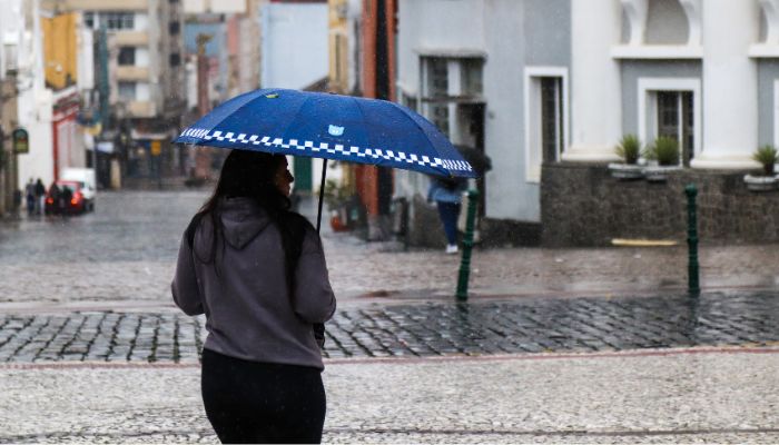  Massa de ar polar traz chuva e derruba temperatura, mas melhora o ar no Paraná